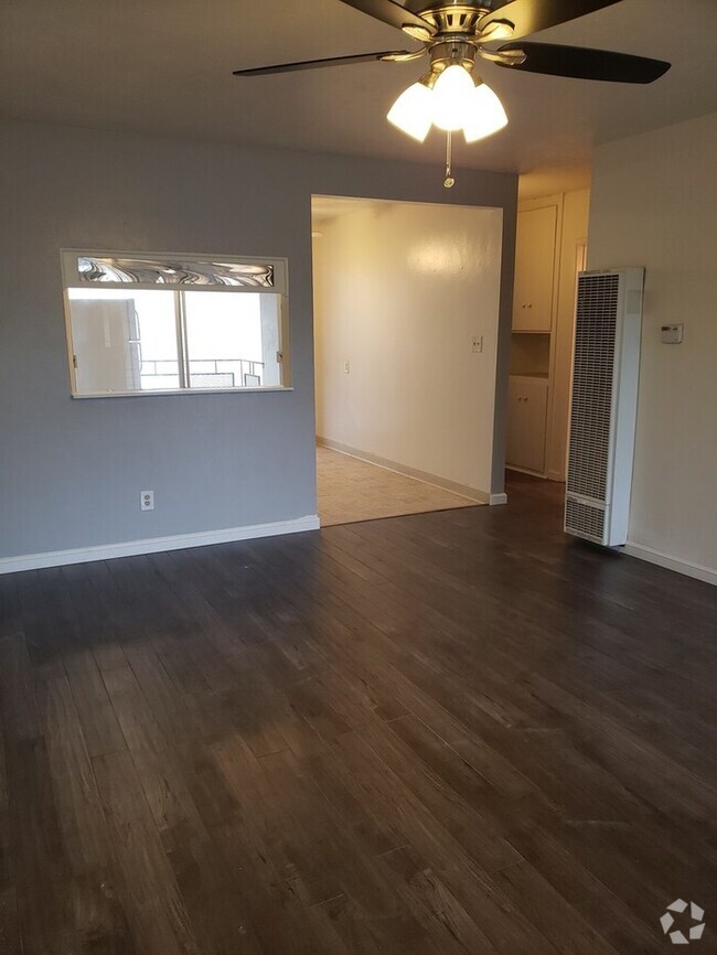 Building Photo - Open Floor Plan - 2BR/1BA End Unit with ba...