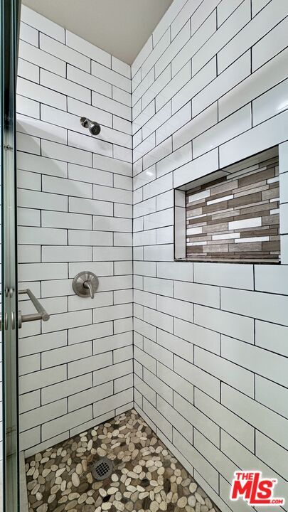 Building Photo - 6117 1/2 S Victoria Ave