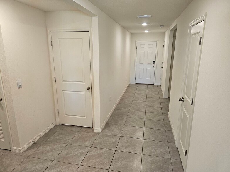 Building Photo - 487 W Back Nine Cir