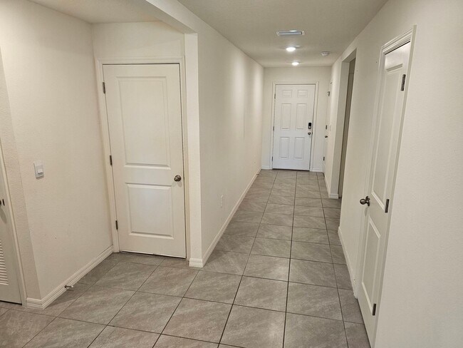 Building Photo - Spacious 4BR Golf Course Home in Beverly H...