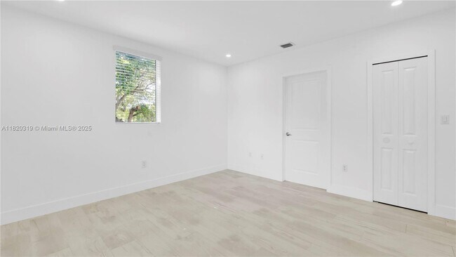 Building Photo - 3823 Thomas Ave