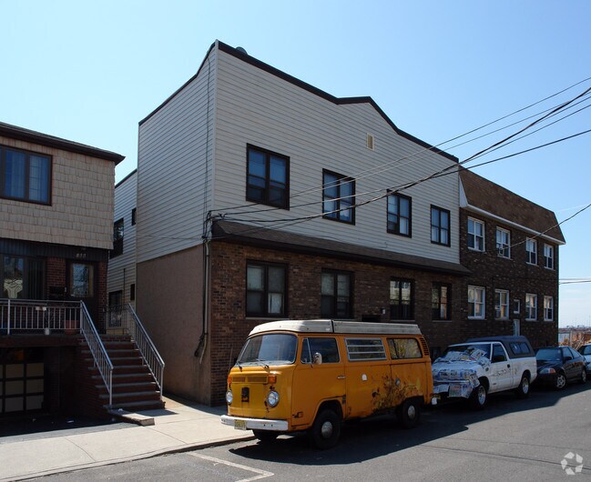 Primary Photo - 168 W 21st St