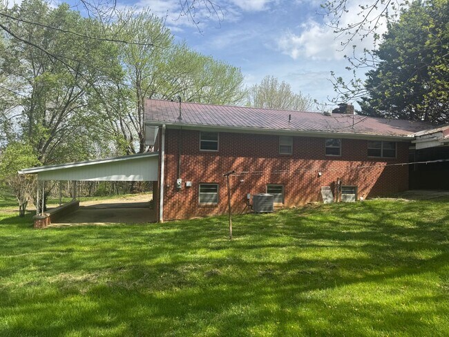 Building Photo - 3 Bedroom, 2 Bathroom Home located in Greeneville, TN