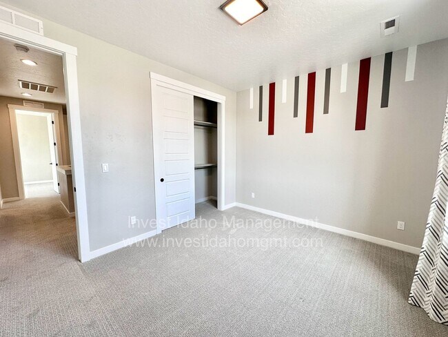 Building Photo - Luxury Living in the Heart of Star, ID – Gated Townhome with High-End Finishes