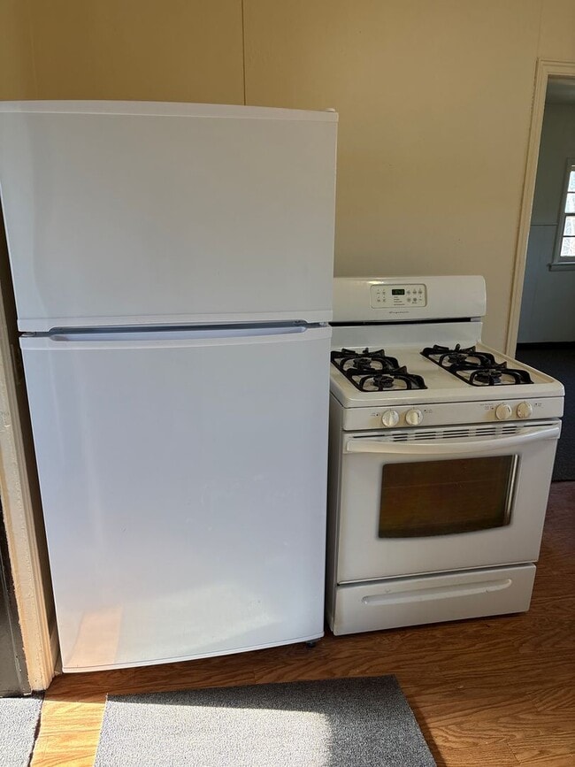 Building Photo - SPACIOUS 4 BEDROOM HOME READY TO WELCOME YOU
