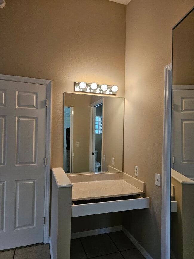 Building Photo - 627 25th Dr E