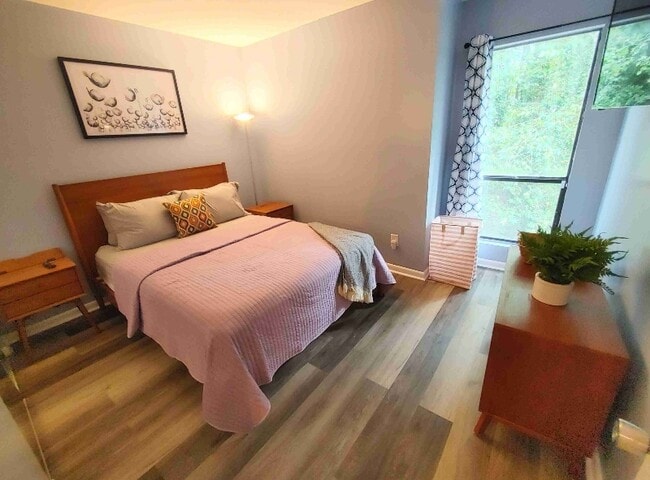 Building Photo - 217 Village Ln