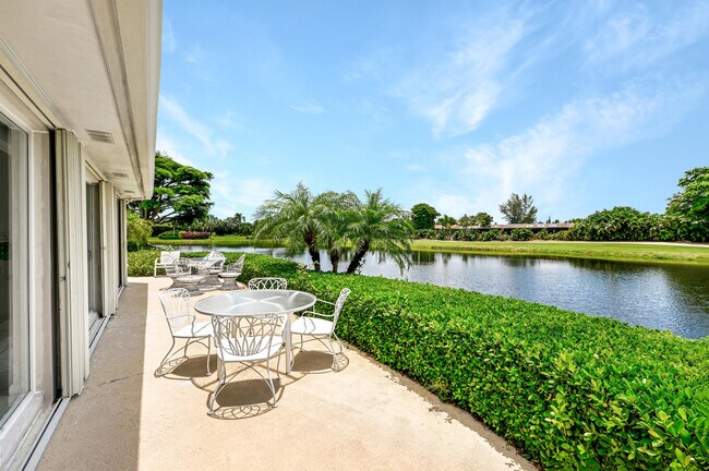 Building Photo - 450 French Royale Cir