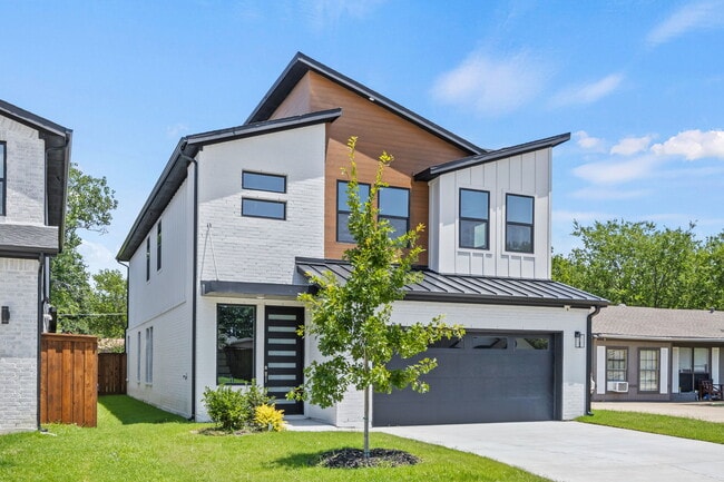 Building Photo - 220 E Park Dr