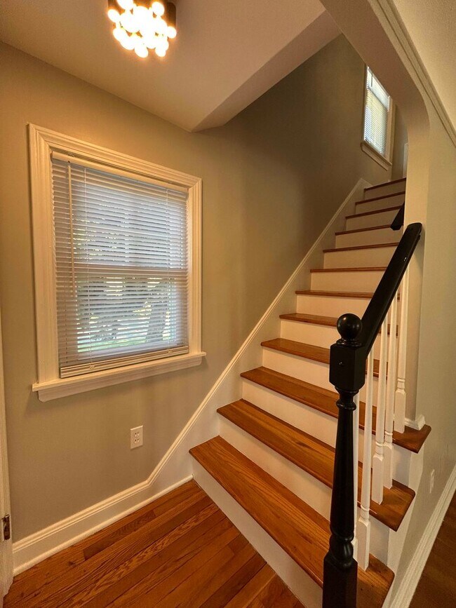 Building Photo - Spacious Colonial For Rent in Lyndhurst
