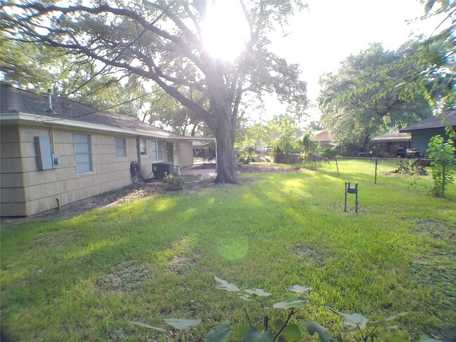 Building Photo - 601 Fresa Rd