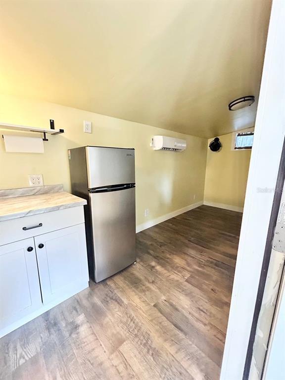 Building Photo - 1216 E Chelsea St