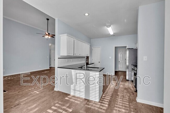 Building Photo - 8235 Wynwood Dr