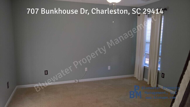 Building Photo - 707 Bunkhouse Dr