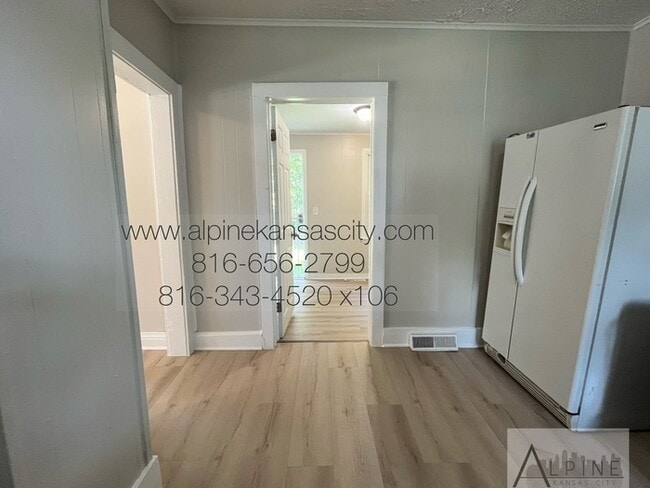 Building Photo - Updated NE Home!