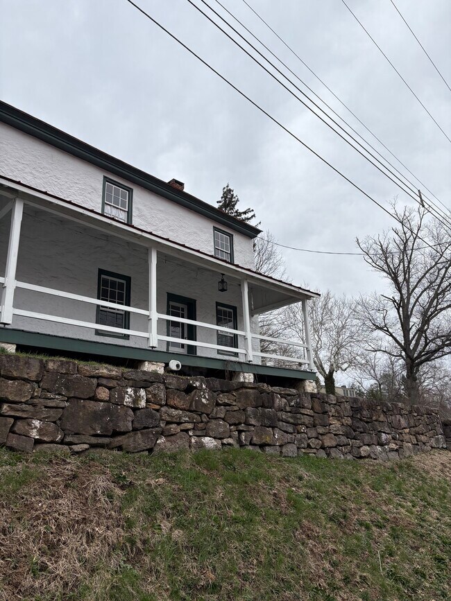 Building Photo - 3380 Coventryville Rd