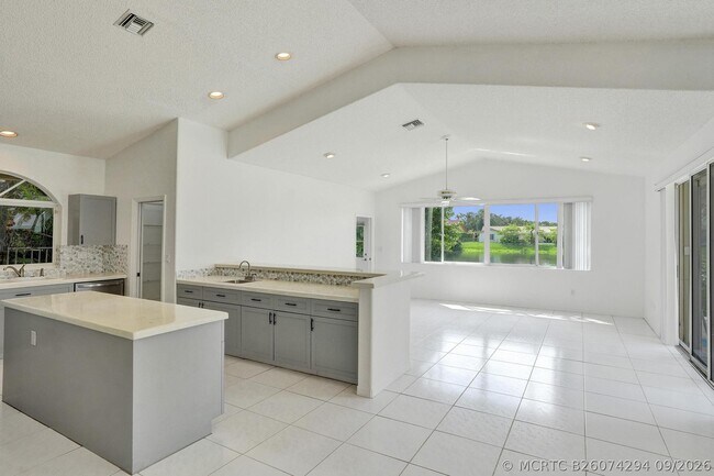 Building Photo - 11340 Lakeshore Dr