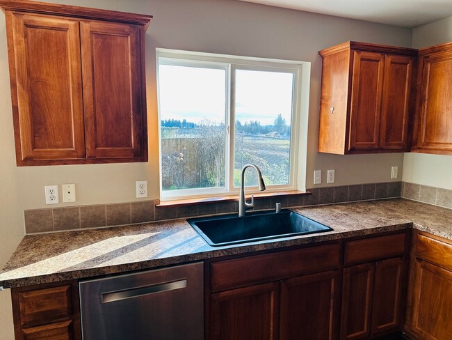 Building Photo - Charming Updated Property in Amazing Neighborhood