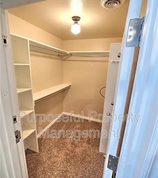 Building Photo - 2102 Lonnie Ln