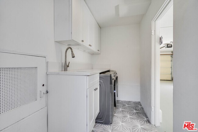 Building Photo - 741 Chautauqua Blvd