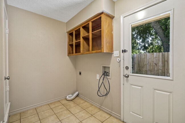 Building Photo - 2429 Lakeview Cir