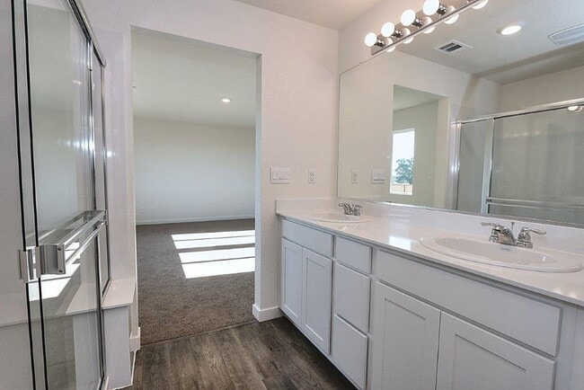 Building Photo - Beautiful Lincoln Home Available in May!