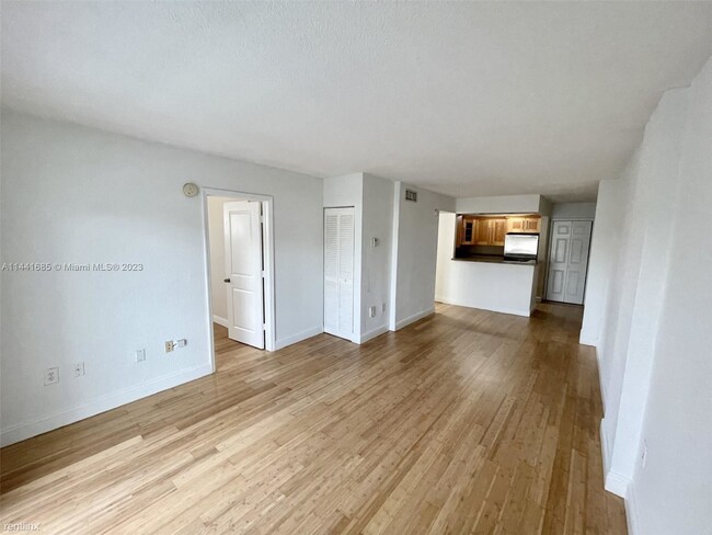 Building Photo - 2 br, 2 bath Condo - 8101 Crespi Blvd Apt 204