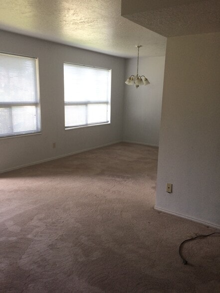 Building Photo - 161 W 950 S