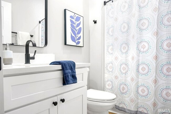 Building Photo - 1112 N Woodburn Ave