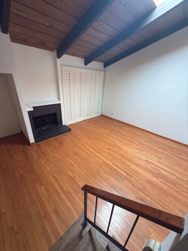 Building Photo - DESIRABLE TWO BEDROOM TWO BATH HOME IN STUDIO CITY
