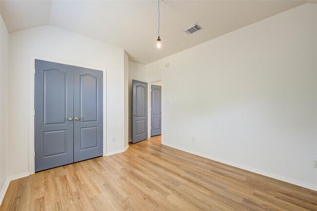 Building Photo - 14018 White Oak Gardens Dr