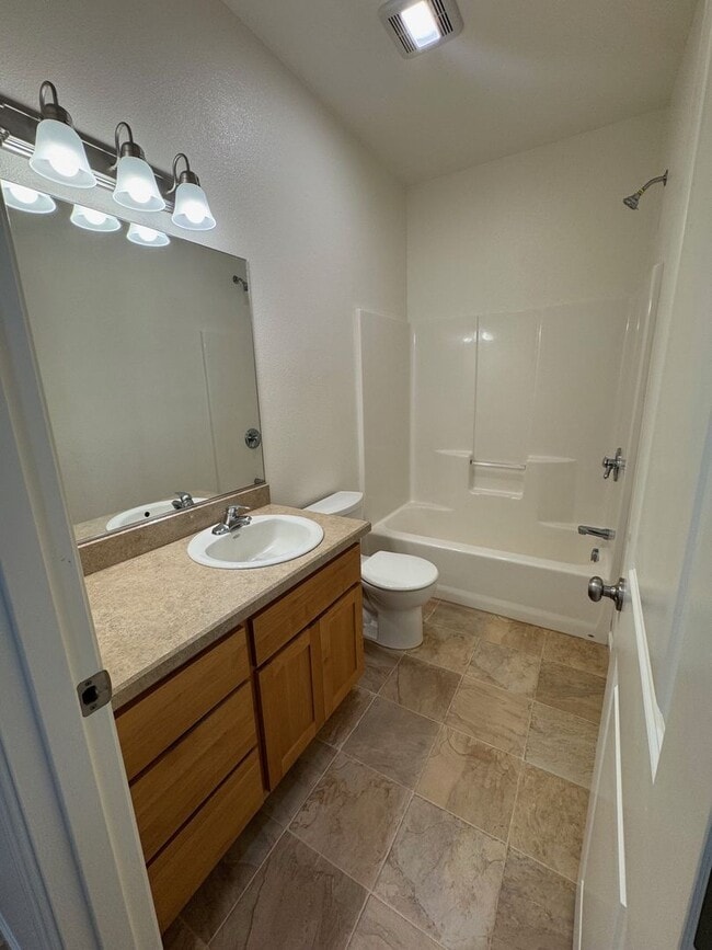 Building Photo - 3 Bedroom 2 Bath at Astoria