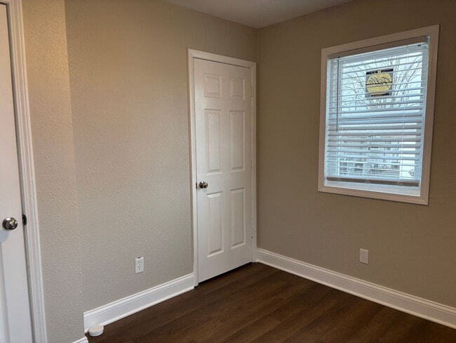 Building Photo - 3 Bed 1 Bath Remodeled House