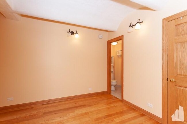 Building Photo - 2 bedroom in Chicago IL 60606