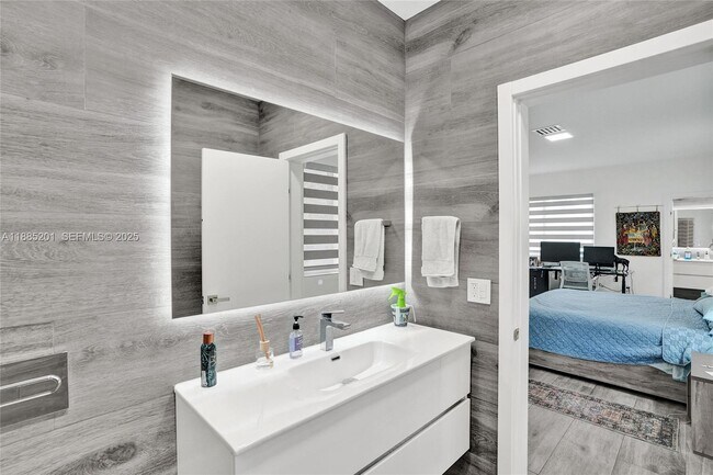 Building Photo - 3784 Sheridan Ave