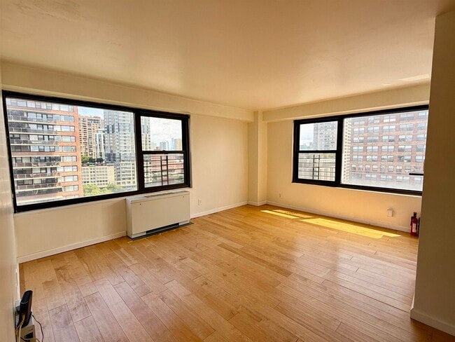 Primary Photo - 135 Montgomery St