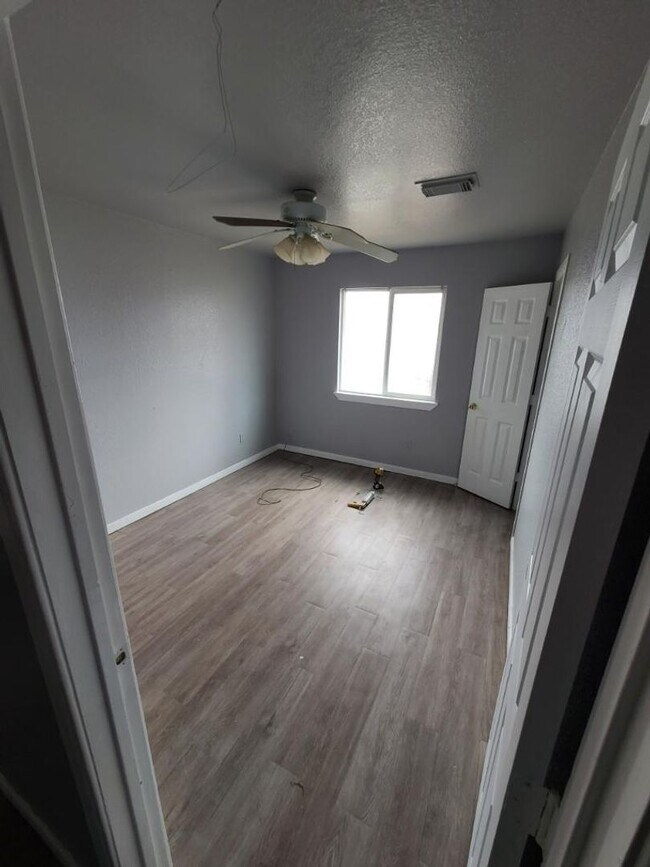Building Photo - 4 Bedroom 2 Bathroom in 76105 Available!