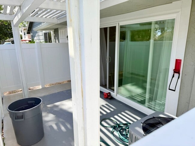 Building Photo - Updated 2 Bedroom Home with Garage & Community Amenities