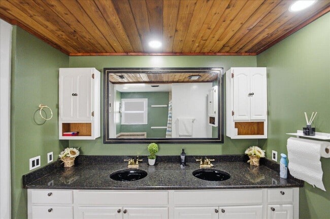 Building Photo - 1326 SW Bartell Ave