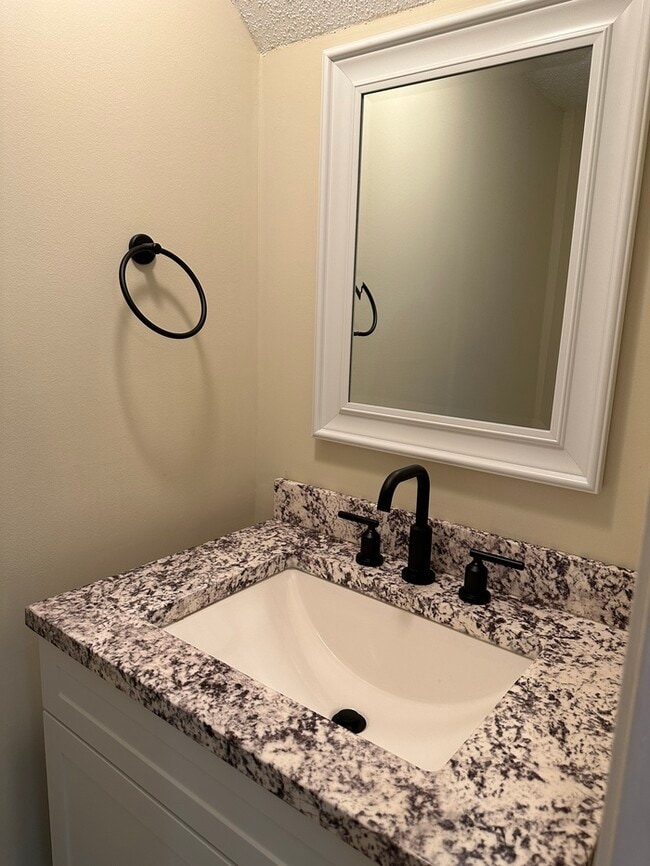 Building Photo - Townhome in Ballwin!!