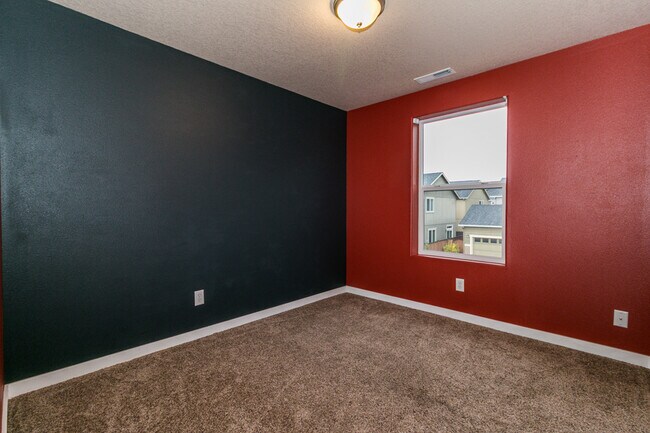 Building Photo - Beautiful 3-Bedroom, 2.5-Bath Home With Of...