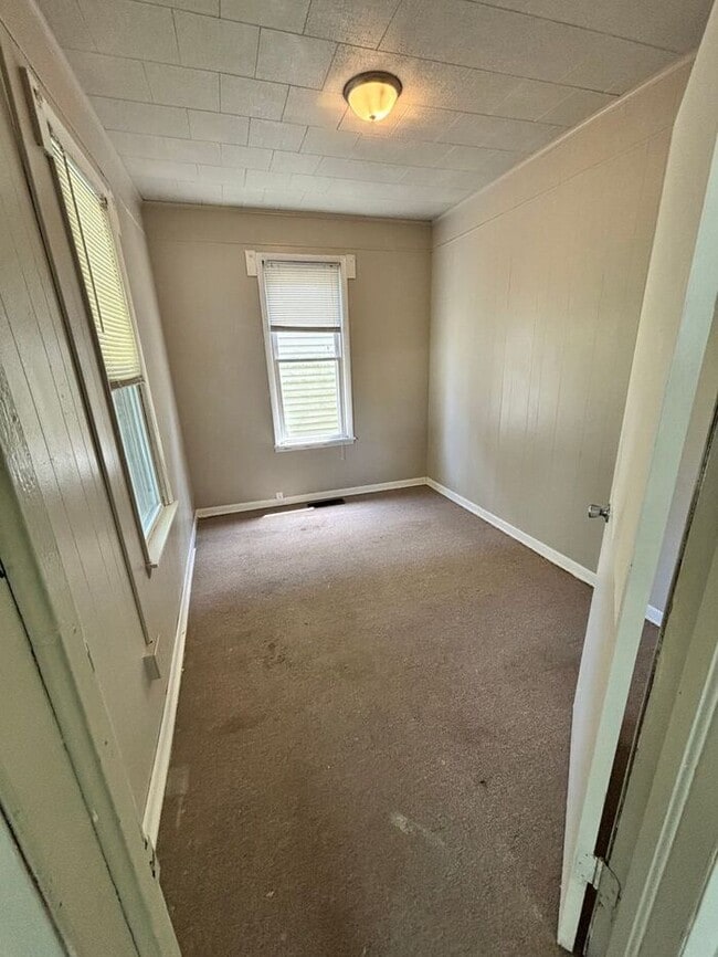 Building Photo - DEPOSIT SPECIAL - ONLY $250 !!!