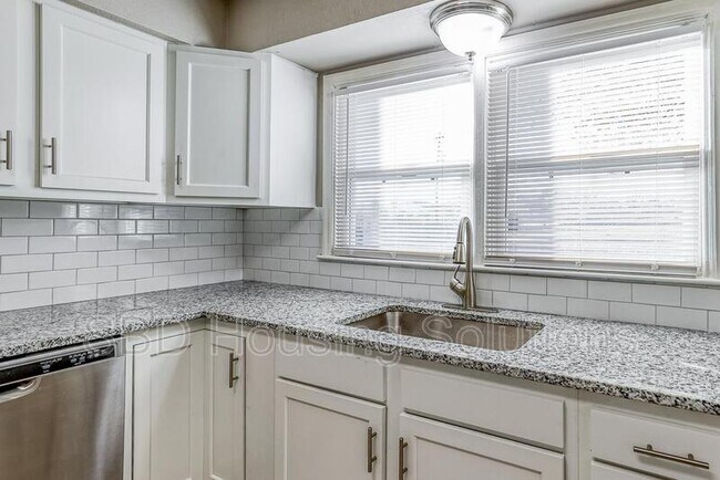 Building Photo - 4811 Martha Truman Rd