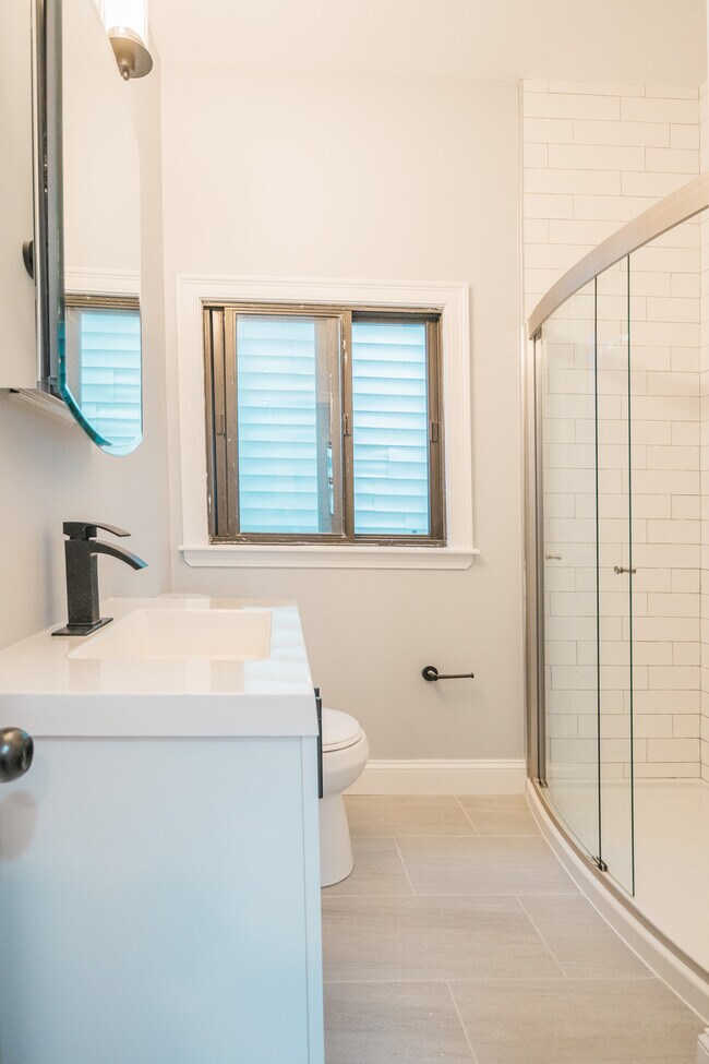 Building Photo - 340 Saratoga St