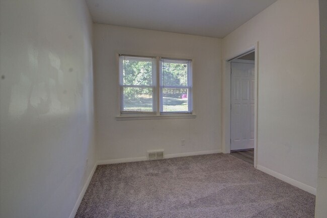 Building Photo - 2 Bed Bettendorf Home