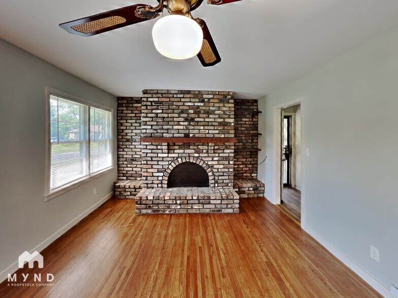Building Photo - 877 Twin Lake Dr NE