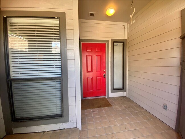 Building Photo - 2025 Augusta Dr