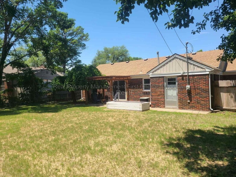 Building Photo - 340 N Brookside St