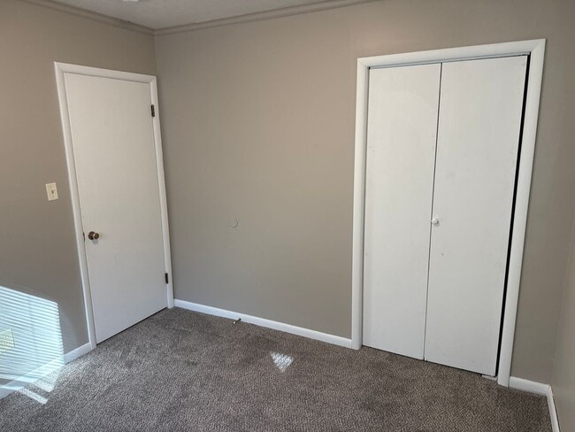 Building Photo - Totally Updated! New kitchen! 2 Living Areas! Kickapoo School District! $1,295