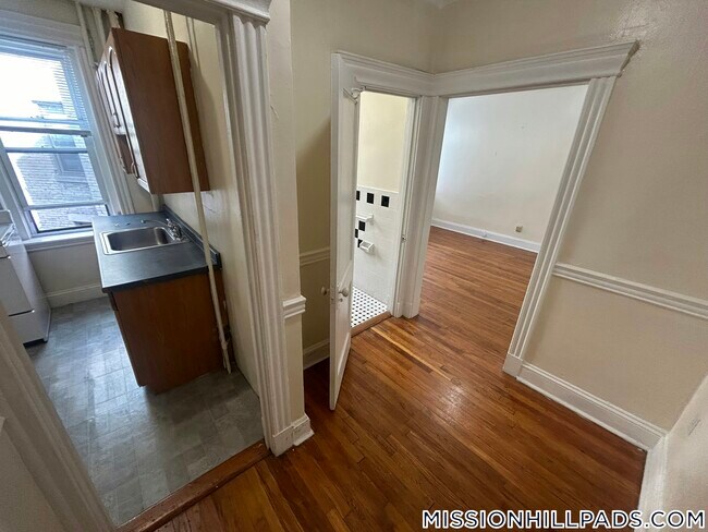 Building Photo - 364 Riverway